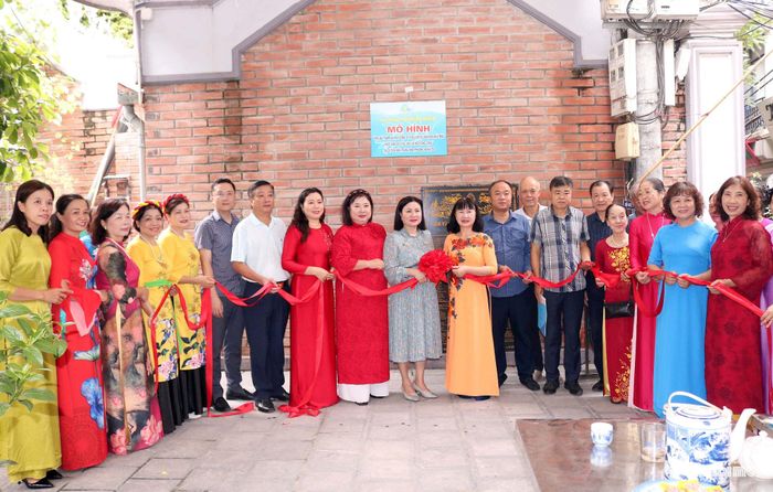 Hội LHPN phường ra mắt mô hình “Phụ nữ tham gia xây dựng Khu di tích lịch sử kiểu mẫu thực hiện Quy tắc ứng xử nơi công cộng” tại đền Trung Nha. Ảnh: MT