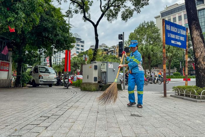 Đảm bảo công tác vệ sinh môi trường tại các tuyến đường, ngõ phố trên địa bàn phường Ngọc Hà. Ảnh: Duy Khánh