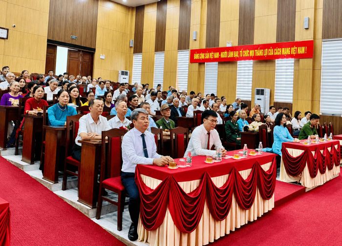 Các đại biểu và đảng viên dự Lễ trao Huy hiệu Đảng đợt 2-9 tại xã Ô Diên. Ảnh: Đỗ Duẩn