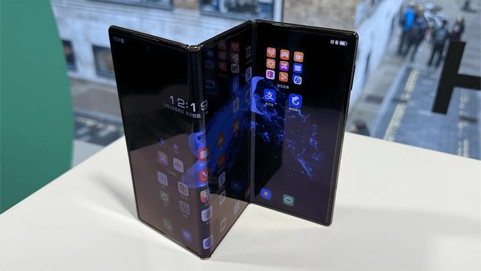 Các dòng điện thoại với màn hình gấp ngày càng hoàn thiện so với vài năm trước. Ảnh: PV