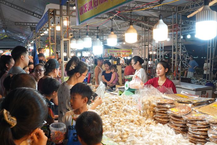 Các khu vực trưng bày, giới thiệu sản phẩm thu hút đông đảo người dân tham quan, mua sắm. Ảnh: Hoàng Anh