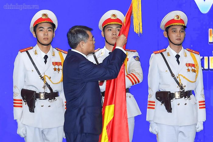 Thủ tướng Lê Minh Hưng gắn Huân chương Lao động hạng Nhất lên Cờ truyền thống của Hiệp hội Doanh nghiệp nhỏ và vừa. Ảnh: chinhphu.vn/Nhật Bắc