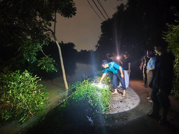 Kiểm tra an toàn hệ thống đê sông Tích qua địa phận phường Tùng Thiện. Ảnh: CTV.