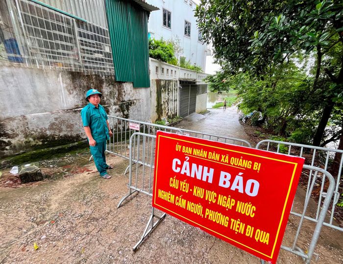 UBND xã Quảng Bị thông báo tình trạng lưu thông qua cầu Lam Điền. Ảnh: Tùng Nguyễn.