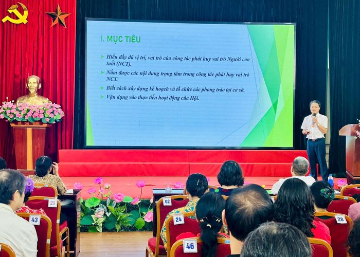 Phó Chủ tịch Hội Người cao tuổi thành phố Hà Nội Đào Ngọc Triệu quán triệt chuyên đề về phát huy vai trò người cao tuổi trong tình hình mới. Ảnh: Bảo Lâm