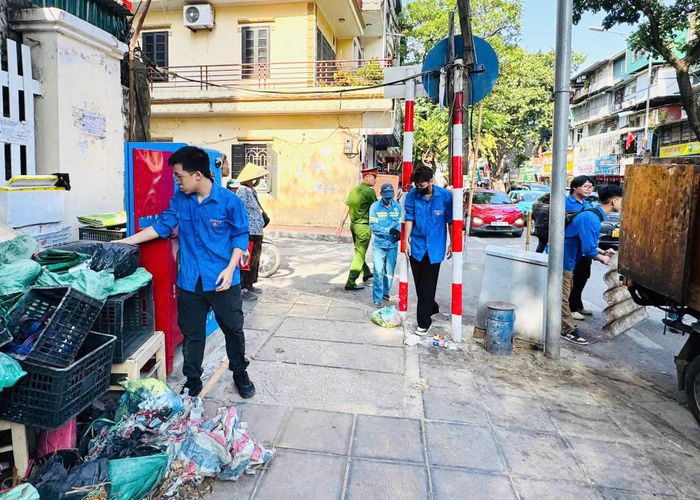 Đoàn Thanh niên phường Kim Liên triển khai nhiều hoạt động nhằm giải quyết các “điểm nghẽn” về vệ sinh môi trường trên địa bàn. Ảnh: Nguyên Bảo