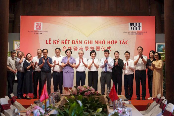 Đại biểu hai bên cùng chụp ảnh lưu niệm. Ảnh: Hoàng Lân