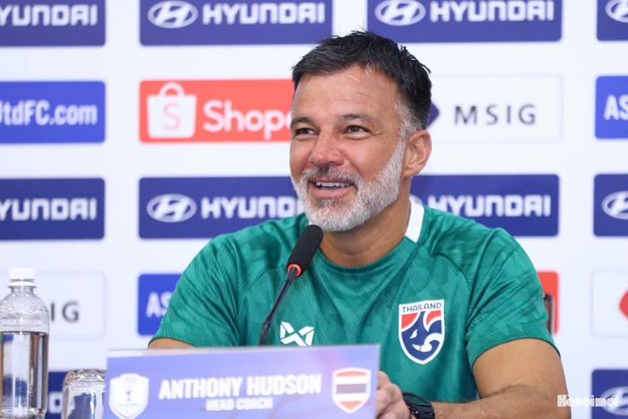 HLV Anthony Hudson tham dự buổi họp báo trưa 25-8. Ảnh: Ngọc Tú