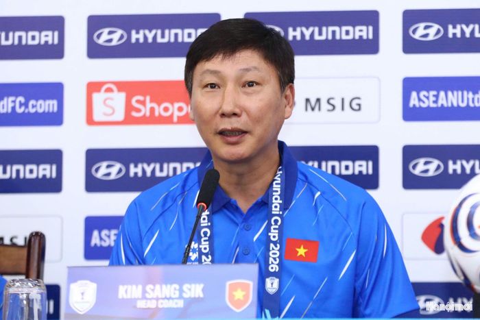 HLV Kim Sang-sik khẳng định tuyển Việt Nam sẽ cố gắng thi đấu hết mình để mang tới niềm vui cho khán giả. Ảnh: Ngọc Tú