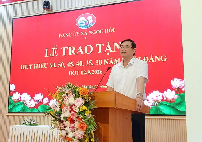 Bí thư Đảng ủy, Chủ tịch HĐND xã Ngọc Hồi Nguyễn Xuân Phong phát biểu tại buổi lễ. Ảnh: Hoàng Quyết