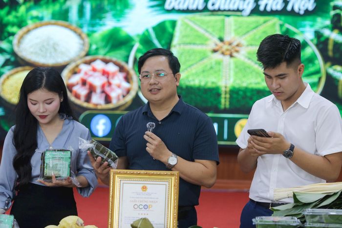 Phó Chủ tịch UBND xã Nam Phù Nguyễn Văn Sung trực tiếp lên sóng giới thiệu, quảng bá sản phẩm OCOP địa phương. Ảnh: Khánh Huy