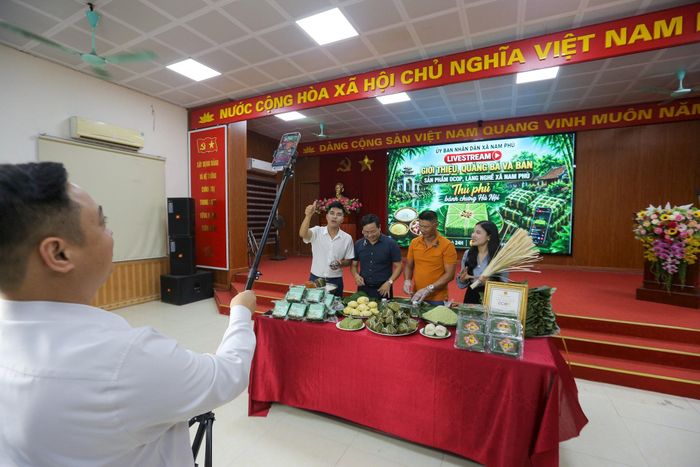 Hình thức livestream mộc mạc, gần gũi với sự bảo chứng từ chính quyền cơ sở. Ảnh: Khánh Huy