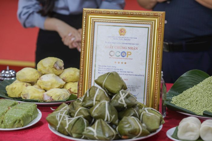 Chứng nhận sản phẩm OCOP 4 sao - bánh chưng làng Tranh Phúc, xã Nam Phù. Ảnh: Khánh Huy