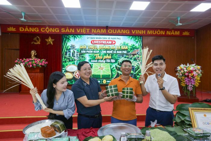 Phiên livestream giới thiệu, quảng bá và bán sản phẩm OCOP làng nghề xã Nam Phù với sự đồng hành của chính quyền địa phương. Ảnh: Khánh Huy