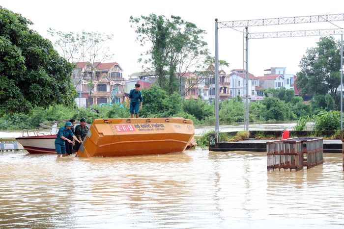Lực lượng chức năng dùng thuyền thực hiện công tác hỗ trợ người dân. Ảnh: CTV