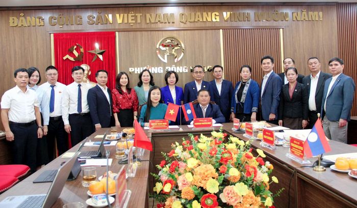 Lễ ký kết biên bản ghi nhớ hợp tác giữa Ủy ban MTTQ Việt Nam phường Đông Ngạc với Ủy ban Mặt trận Lào xây dựng đất nước huyện Saythany. Ảnh: Lê Phương.