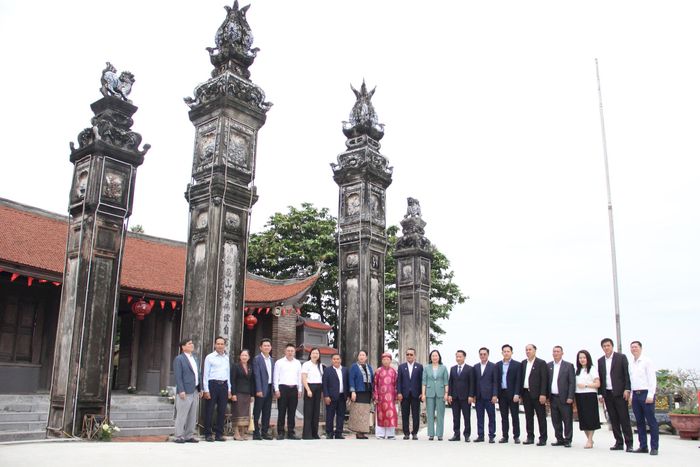 Đoàn đại biểu Lào tham quan, chụp ảnh lưu niệm tại Đình Chèm. Ảnh: Lê Dung.
