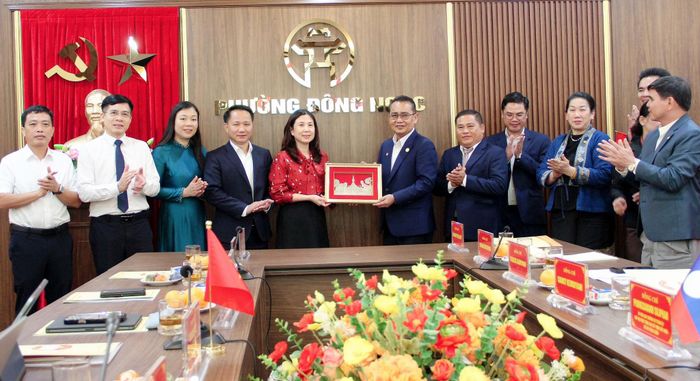 Đoàn đại biểu Lào và phường Đông Ngạc trao tặng quà lưu niệm. Ảnh: Lê Dung.