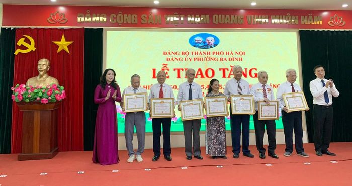 Lãnh đạo Đảng ủy phường Ba Đình trao Huy hiệu 60 năm tuổi Đảng tặng đảng viên. Ảnh: PV