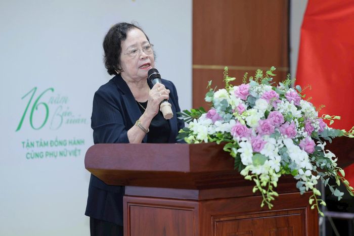 Giáo sư, Tiến sĩ, Thầy thuốc Nhân dân Trần Thị Phương Mai, Chủ tịch Hội Chăm sóc sức khỏe phụ nữ mãn kinh Việt Nam chia sẻ thông tin. Ảnh: Trang Minh