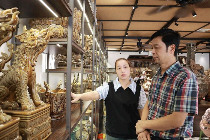 Các sản phẩm gốm sứ đặc sắc được trưng bày tại gia đình nghệ nhân Nguyễn Trọng Nghĩa. Ảnh: Nguyễn Mai