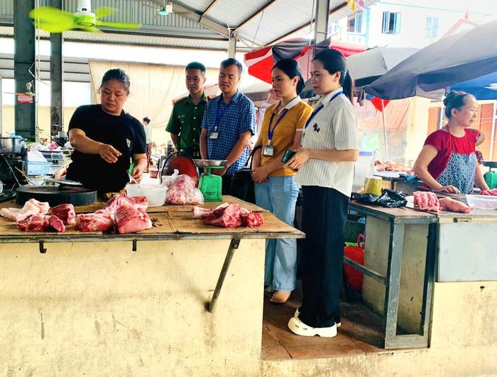 Lực lượng chức năng xã Hòa Xá kiểm tra an toàn thực phẩm tại chợ Hòa Xá. Ảnh: TTVH