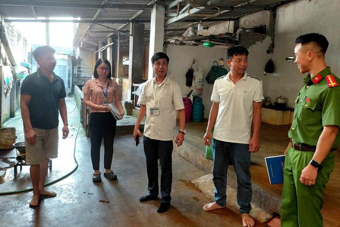 Đoàn liên ngành xã Hòa Xá kiểm tra khu vực giết mổ lợn của gia đình ông Dư Đình Tuấn, thôn Đặng Giang và ghi nhận hộ đã dừng hoạt động tù cuối tháng 6-2026. Ảnh: TTVH