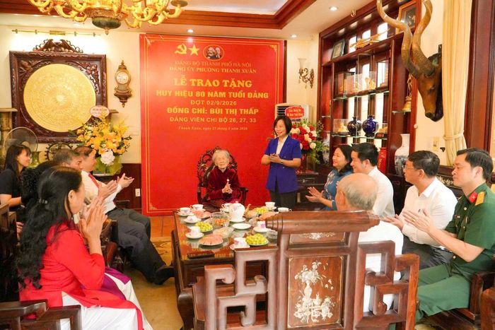 Đồng chí Bùi Huyền Mai phát biểu tại lễ trao Huy hiệu 80 năm tuổi Đảng tặng đảng viên lão thành Bùi Thị Thấp. Ảnh: Tùng Lâm