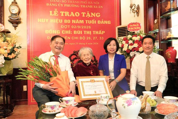 Đồng chí Bùi Huyền Mai trao Huy hiệu 80 năm tuổi Đảng tặng đảng viên lão thành Bùi Thị Thấp. Ảnh: Tùng Lâm