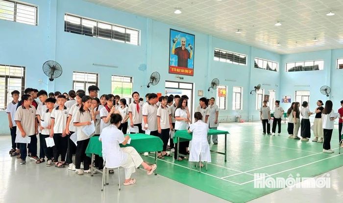 Học sinh xã Đại Thanh thăm khám sức khỏe trước thềm năm học mới. Ảnh: Mai Duyên