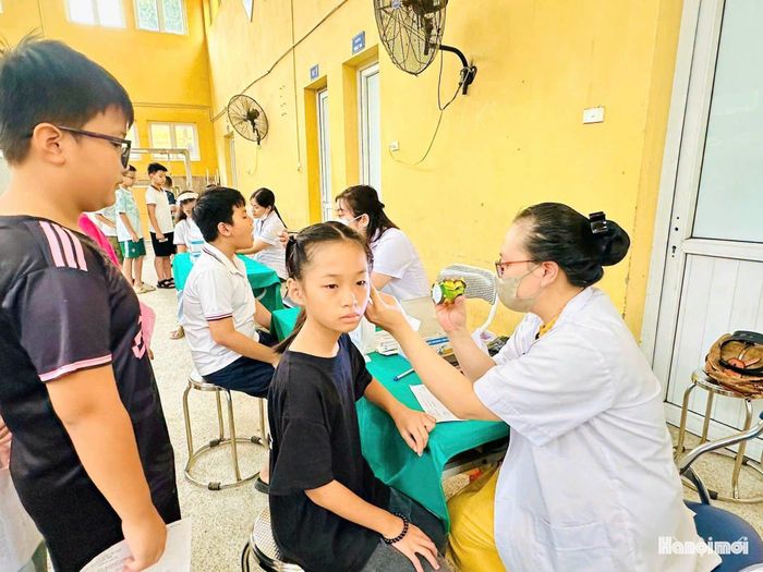 Hoạt động khám sức khỏe cho học sinh tiếp tục được triển khai đến ngày 3-9. Ảnh: Mai Duyên