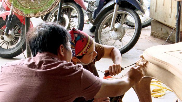 Đào tạo, truyền nghề mộc mỹ nghệ là một trong những nhiệm vụ trọng tâm nhằm giữ gìn nguồn nhân lực có tay nghề cho các làng nghề. Ảnh: TL