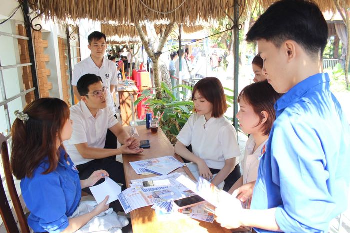 Người lao động tại ngày hội kết nối việc làm tại Khánh Hoà. Ảnh TT