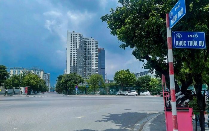 Khu vực giao giữa phố Thành Thái và phố Khúc Thừa Dụ, phường Cầu Giấy, thuộc không gian kết nối trong Đề án thí điểm. Ảnh: NHT