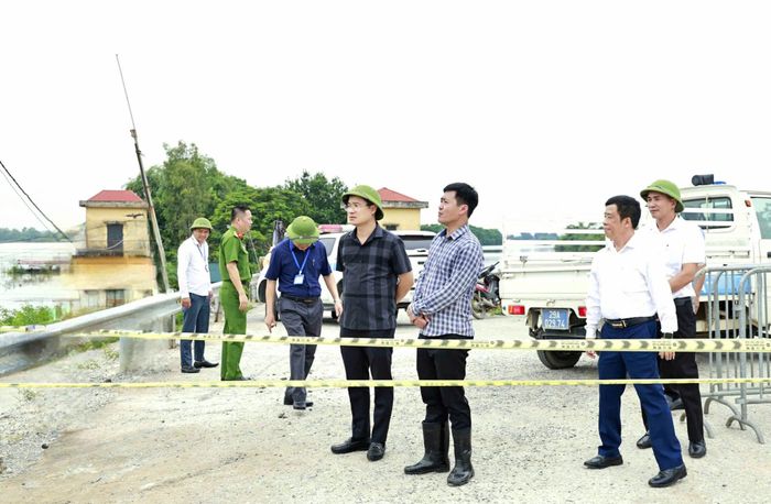 Bí thư Đảng uỷ xã Đa Phúc Nguyễn Hồng Minh kiểm tra an toàn đê điều. Ảnh: Kỳ Đa Phúc.