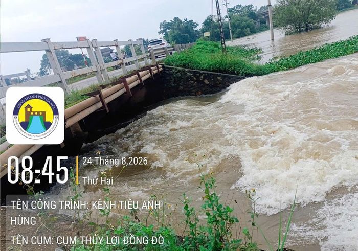 Mực nước dâng cao tại khu vực cầu Dọc thôn Mỹ Ninh - Kênh tiêu Anh Hùng xã Kim Anh. Ảnh: Ban Chỉ huy Phòng thủ dân sự xã Kim Anh.