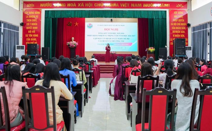 Quang cảnh hội nghị tổng kết năm học 2025-2026, triển khai nhiệm vụ năm học 2026-2027 tại xã Hưng Đạo. Ảnh: PV