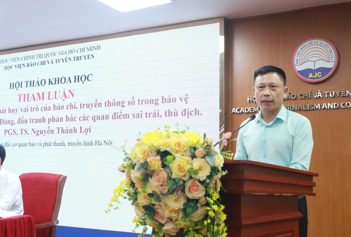 PGS.TS Nguyễn Thành Lợi, Phó Giám đốc Cơ quan Báo và Phát thanh, Truyền hình Hà Nội trình bày tham luận tại hội thảo khoa học. Ảnh: Mộc Miên