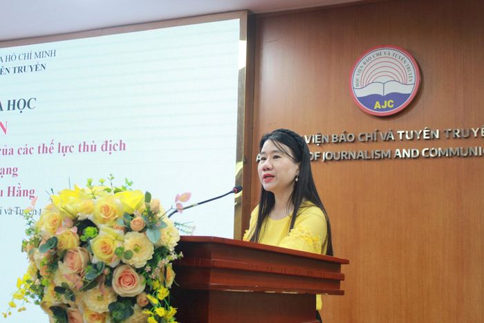 PGS.TS Đinh Thị Thu Hằng, Viện trưởng Viện Báo chí - Truyền thông (Học viện Báo chí và Tuyên truyền) phát biểu tham luận tại hội thảo khoa học. Ảnh: Mộc Miên
