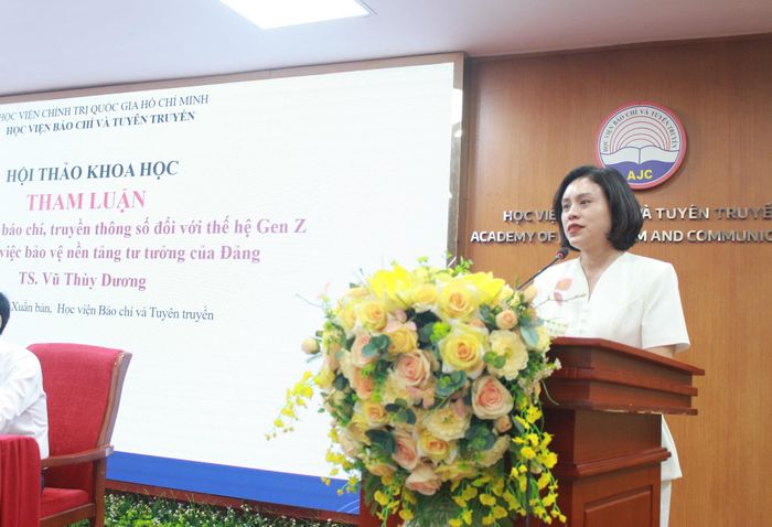 TS Vũ Thùy Dương, Trưởng khoa Xuất bản (Học viện Báo chí và Tuyên truyền) phát biểu tại hội thảo. Ảnh: Mộc Miên