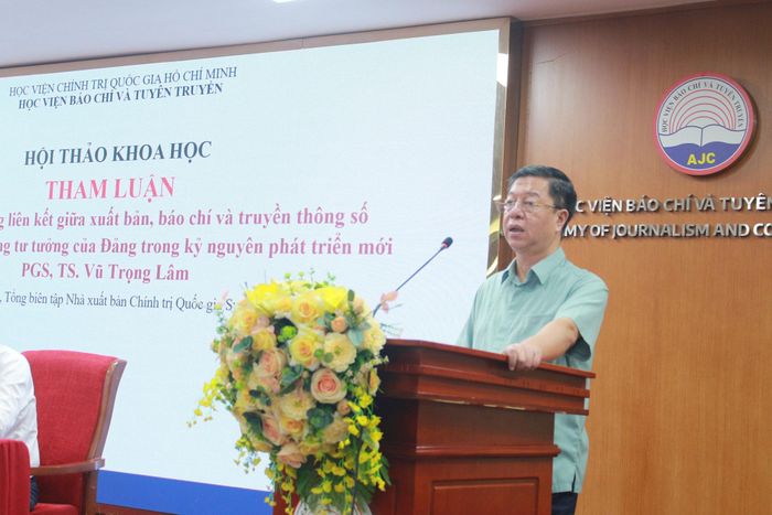 PGS.TS Vũ Trọng Lâm, Giám đốc, Tổng Biên tập Nhà xuất bản Chính trị quốc gia Sự thật trình bày tham luận tại hội thảo khoa học. Ảnh: Mộc Miên