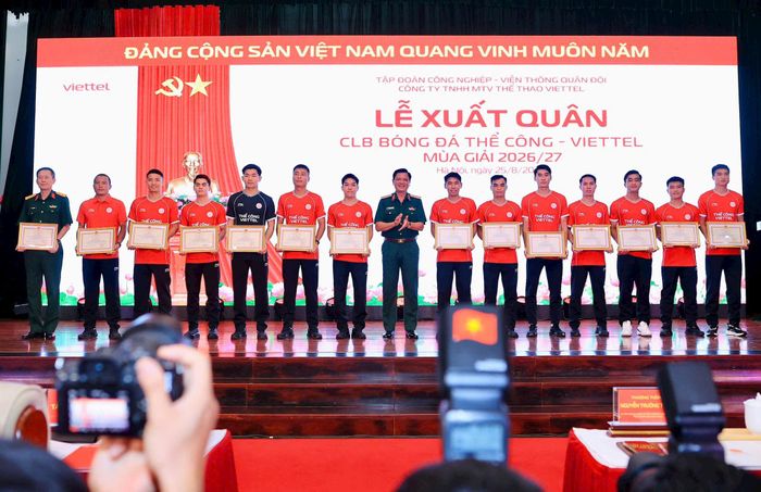 Lãnh đạo Bộ Quốc phòng trao Bằng khen cho 15 cá nhân tiêu biểu của đội bóng Thể Công Viettel. Ảnh: Hà Ngân