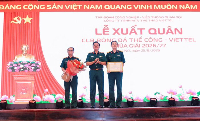 Thượng tướng Nguyễn Trường Thắng Ủy viên Trung ương Đảng, Ủy viên Thường vụ Quân ủy Trung ương, Thứ trưởng Bộ Quốc phòng trao Bằng khen cho Công ty Thể thao Viettel vì những thành tích xuất sắc của mùa giai 2025-2026. Ảnh: Hà Ngân