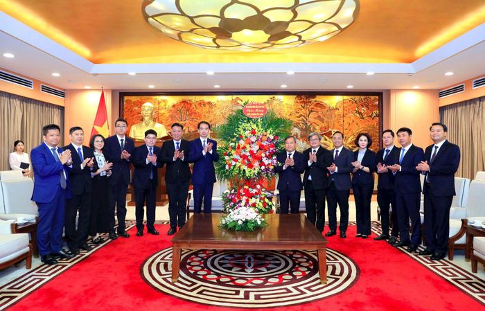 Nhân dịp này, Đại sứ quán Trung Quốc tại Việt Nam có lẵng hoa chúc mừng ngày Quốc khánh Việt Nam gửi tới đại diện UBND thành phố Hà Nội. Ảnh: Viết Thành