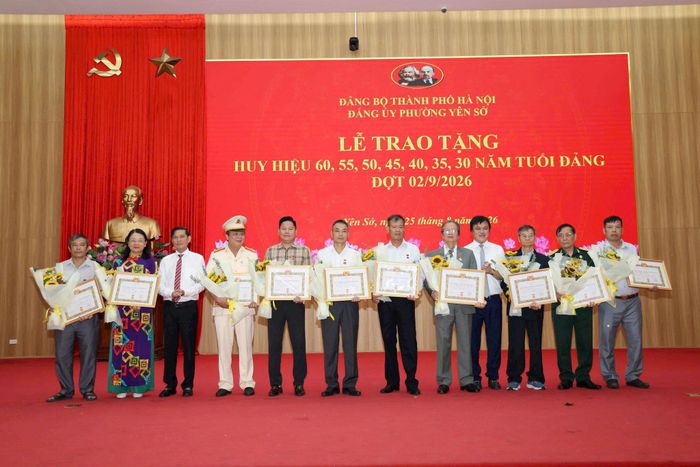 Phường Yên Sở trao Huy hiệu Đảng tặng 60 đảng viên dịp 2-9. Ảnh: Thái Phương