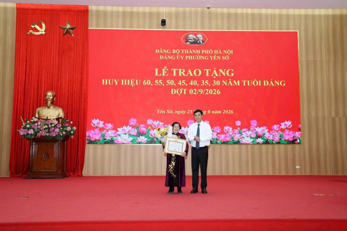 Bí thư Đảng ủy phường Yên Sở Nguyễn Minh Tâm trao Huy hiệu 60 tuổi Đảng tặng đảng viên. Ảnh: Thái Phương