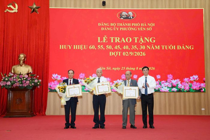 Dịp này, 60 đảng viên thuộc Đảng bộ phường vinh dự được trao tặng Huy hiệu từ 30 đến 60 năm tuổi Đảng. Ảnh: Thái Phương