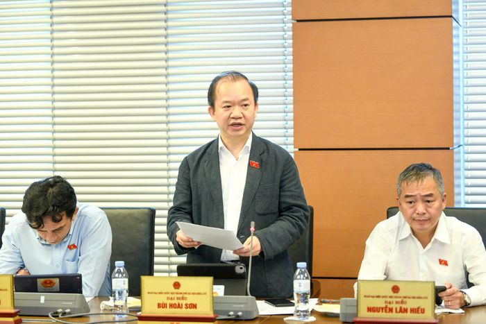 Đại biểu Bùi Hoài Sơn (Đoàn Hà Nội) phát biểu thảo luận tại tổ. Ảnh: Như Ý