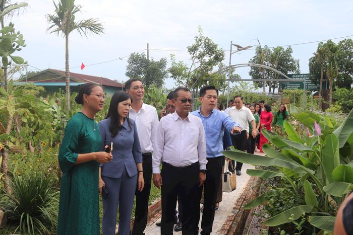 Đoàn công tác tham quan thực tế vườn dược liệu tại An Lạc farm. Ảnh: Hiền Chi