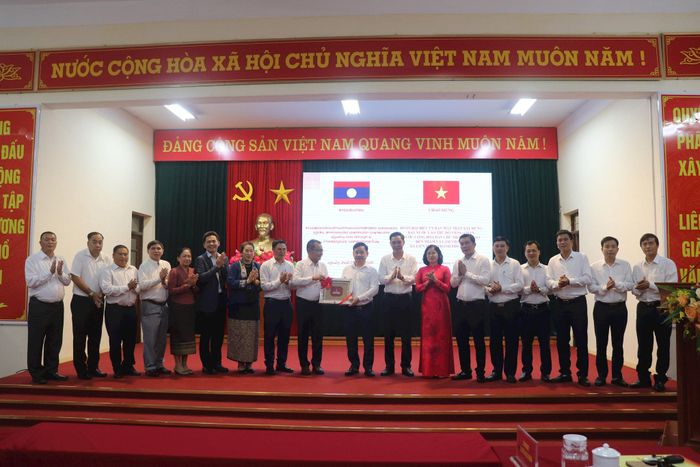 Đoàn đại biểu Lào và xã Liên Minh trao tặng quà lưu niệm. Ảnh: Hiền Chi